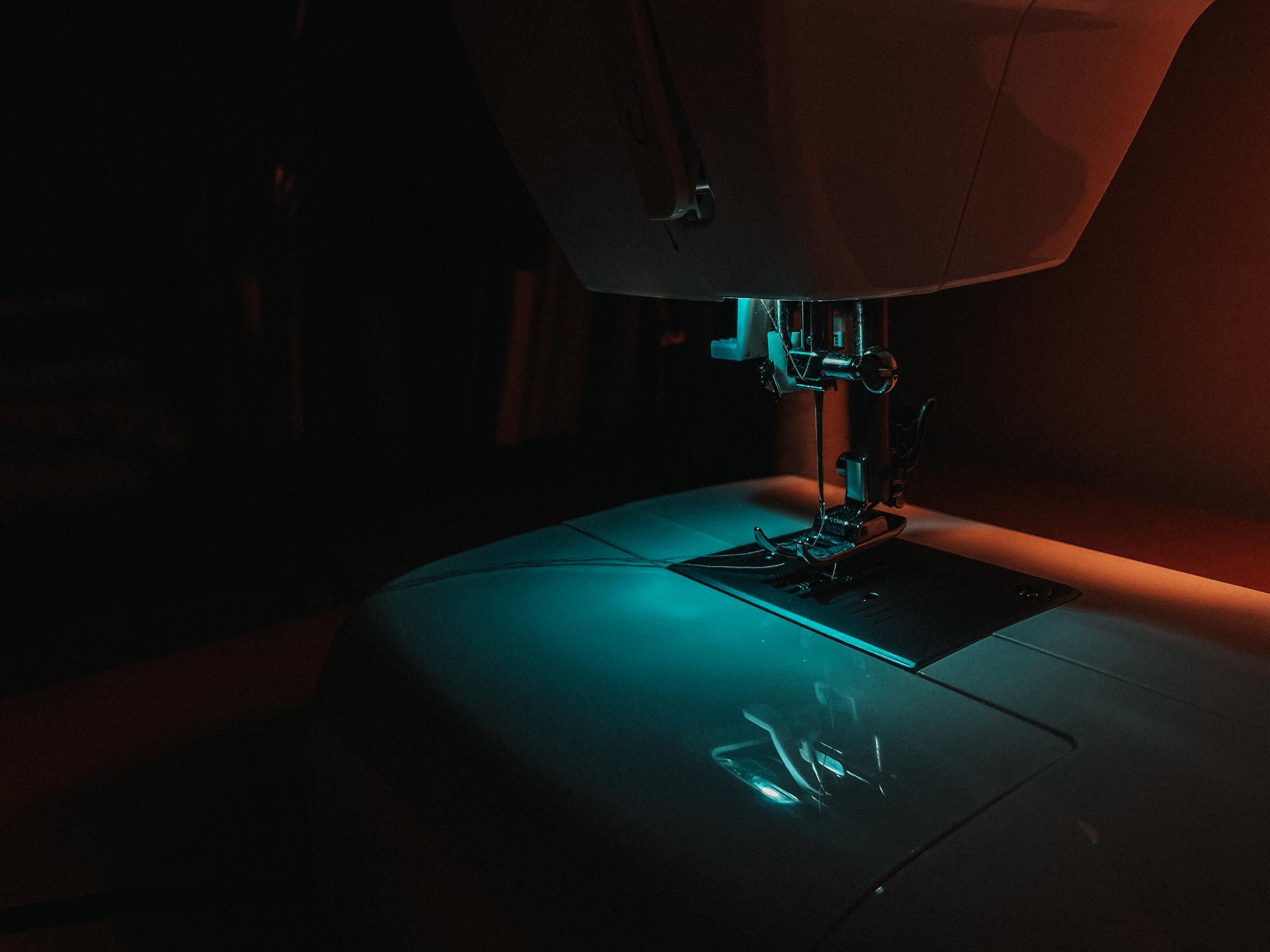 Warsztat haftu z maszyną i światłem studyjnym